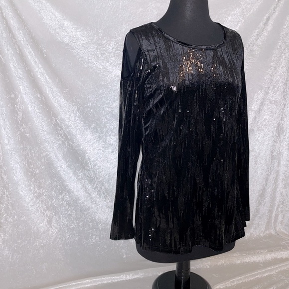 Exquisite black sequin cold shoulder top - Picture 3 of 10